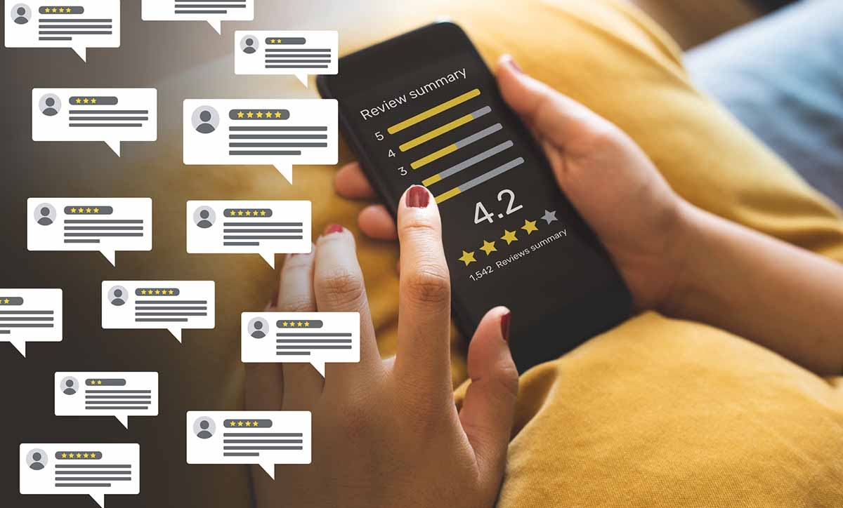 Kvinna håller i en mobil där ett företag får goda recensioner på nätet. 