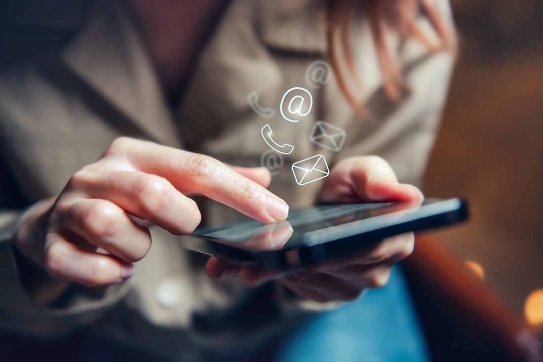 En kvinna använder sin mobil på många olika sätt, för att chatta, mejla, ringa och skicka sms samt för sociala medier. 