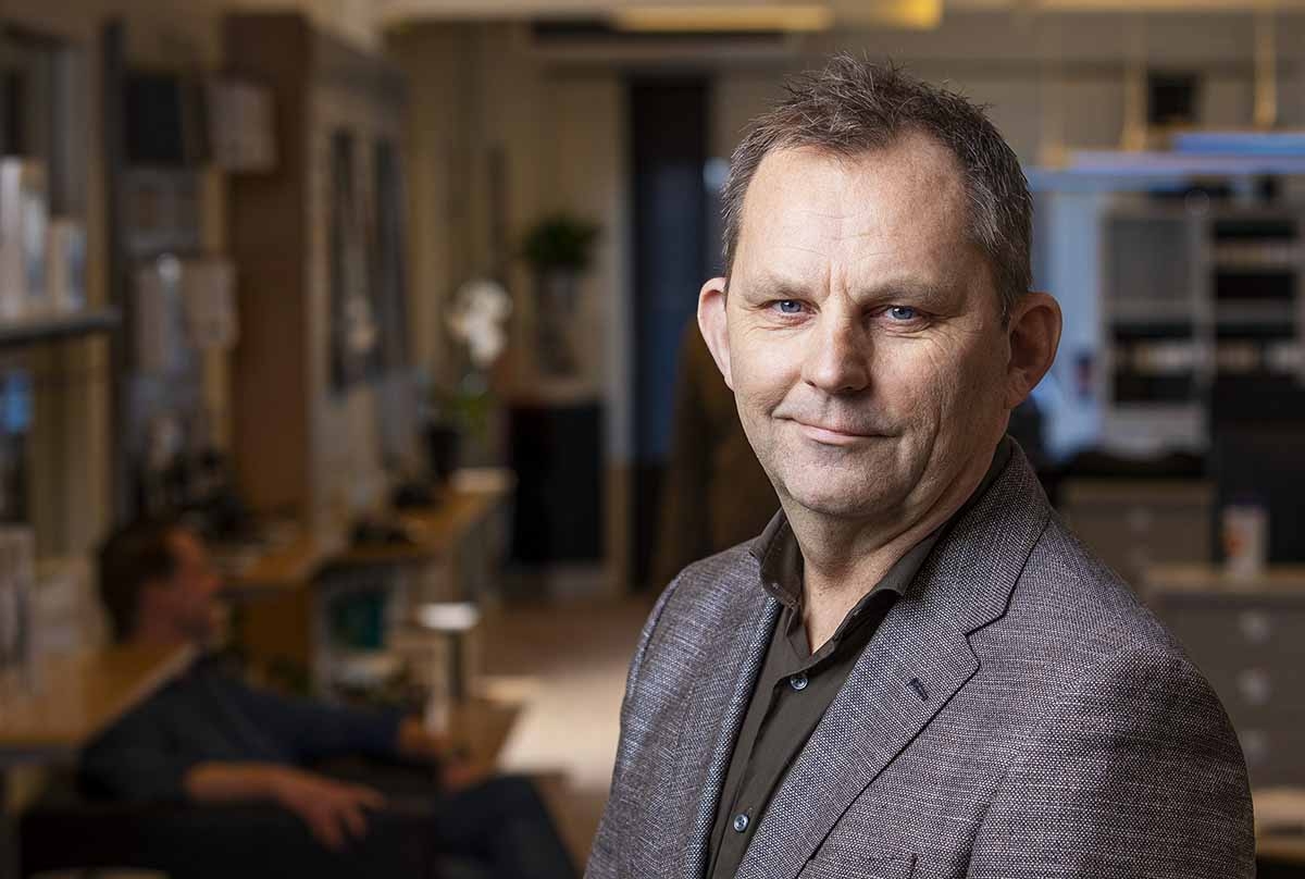 Äldre man i kontorslandskap. Han är chef för Ringup-butiken i Norrköping och hjälper företagare med bättre IT och telefoni.